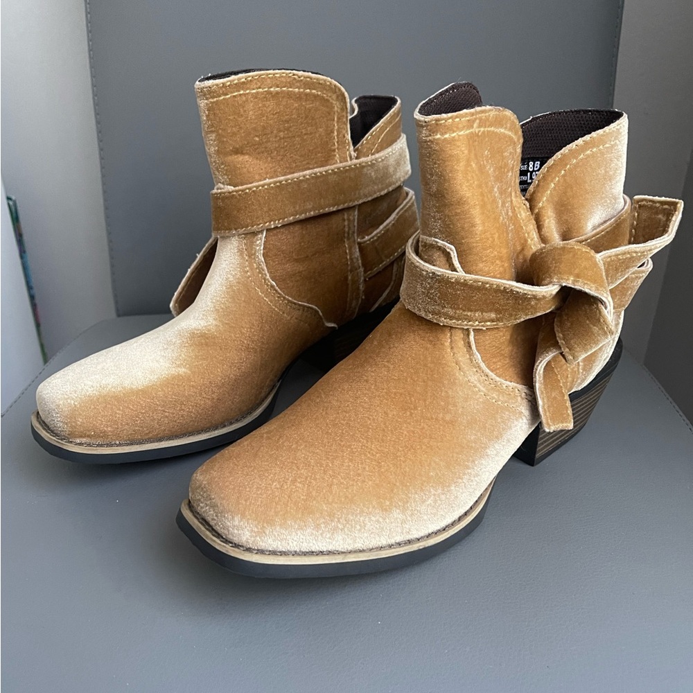 Justin Gypsy Women’s Elans Tan Velvet Booties Size 8